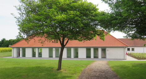 Sottrup kirke – Sognehus og ombyg. af graverbygning